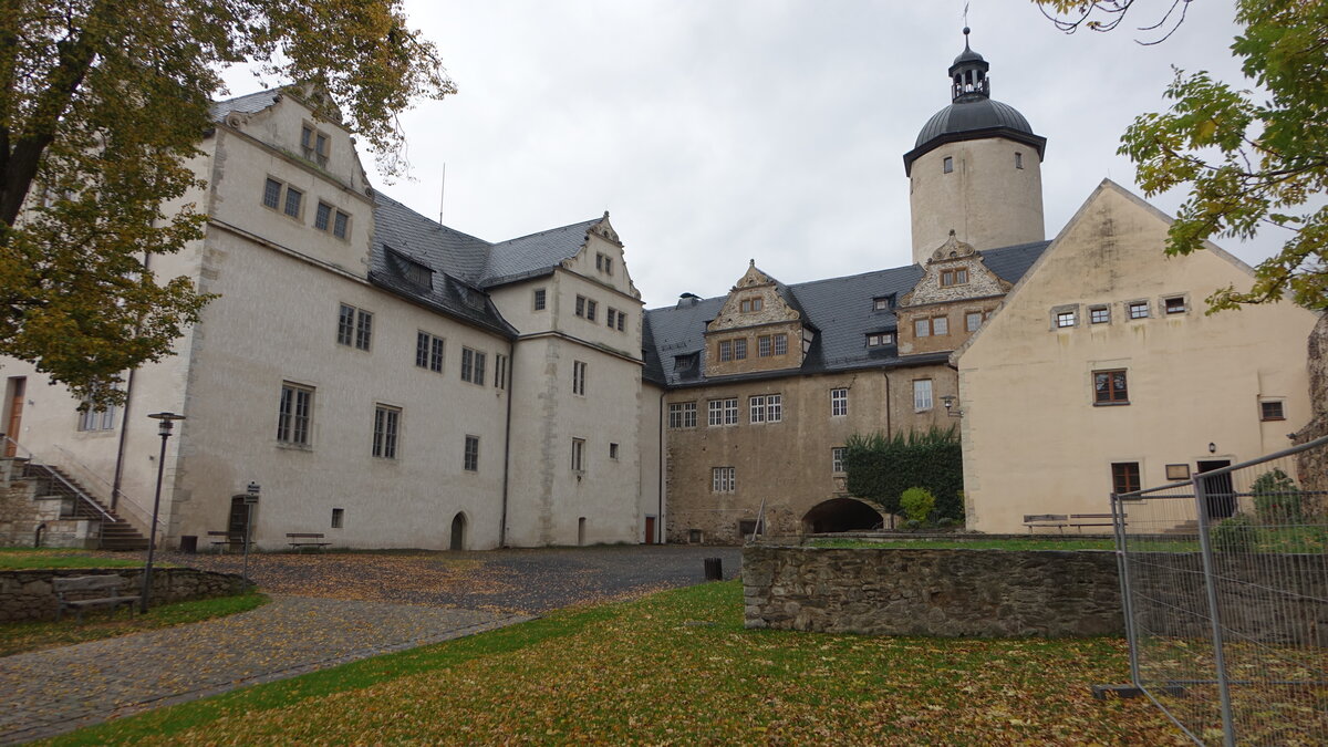 Burg Ranis, Hhenburg erbaut von 1000 bis 1100, ausgebaut im 17. Jahrhundert im Stil der spten Schsischen Renaissance (18.10.2022)