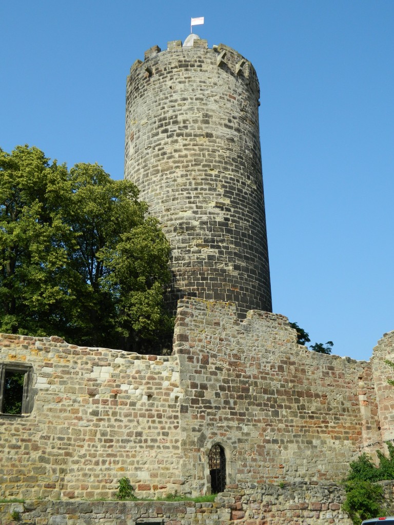 Burg Schnburg bei Naumburg. Der besteigbare Bergfried besitzt einem schnen Kamin im Turmgemach und eine Wachstube an der Turmspitze. Der Turm wurde um 1230 erbaut.
(30.06.2012)