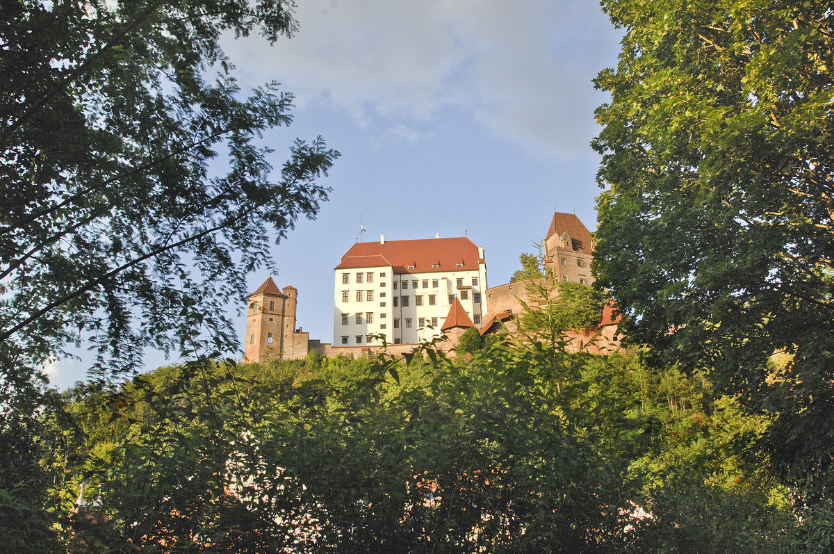 Burg Trausnitz in Landshut von Richard-Schirmann-Weg aus gesehen. Aufnahme: 24. Juli 2016.