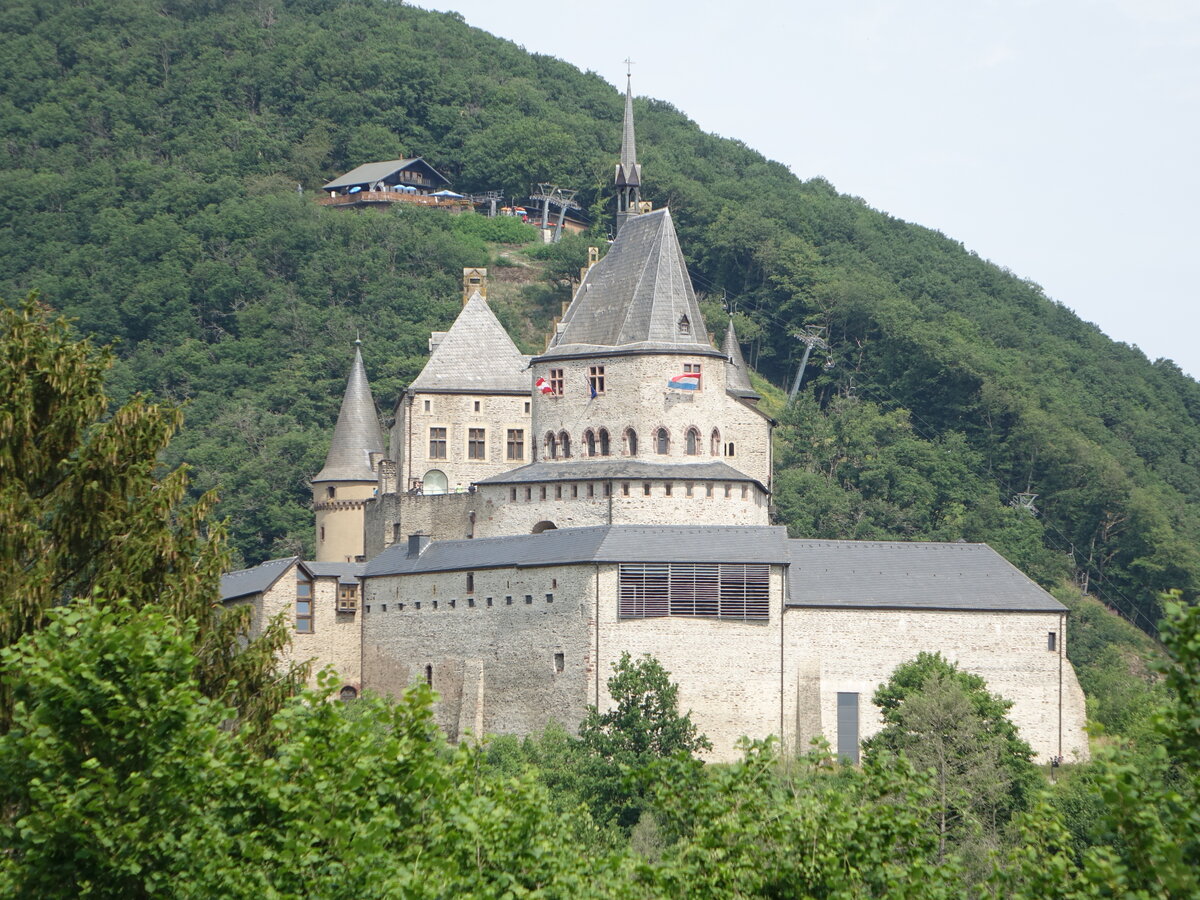 Burg Vianden, erbaut ab dem 11. Jahrhundert, Palas erbaut im 16. Jahrhundert im Renaissancestil (19.06.2022)