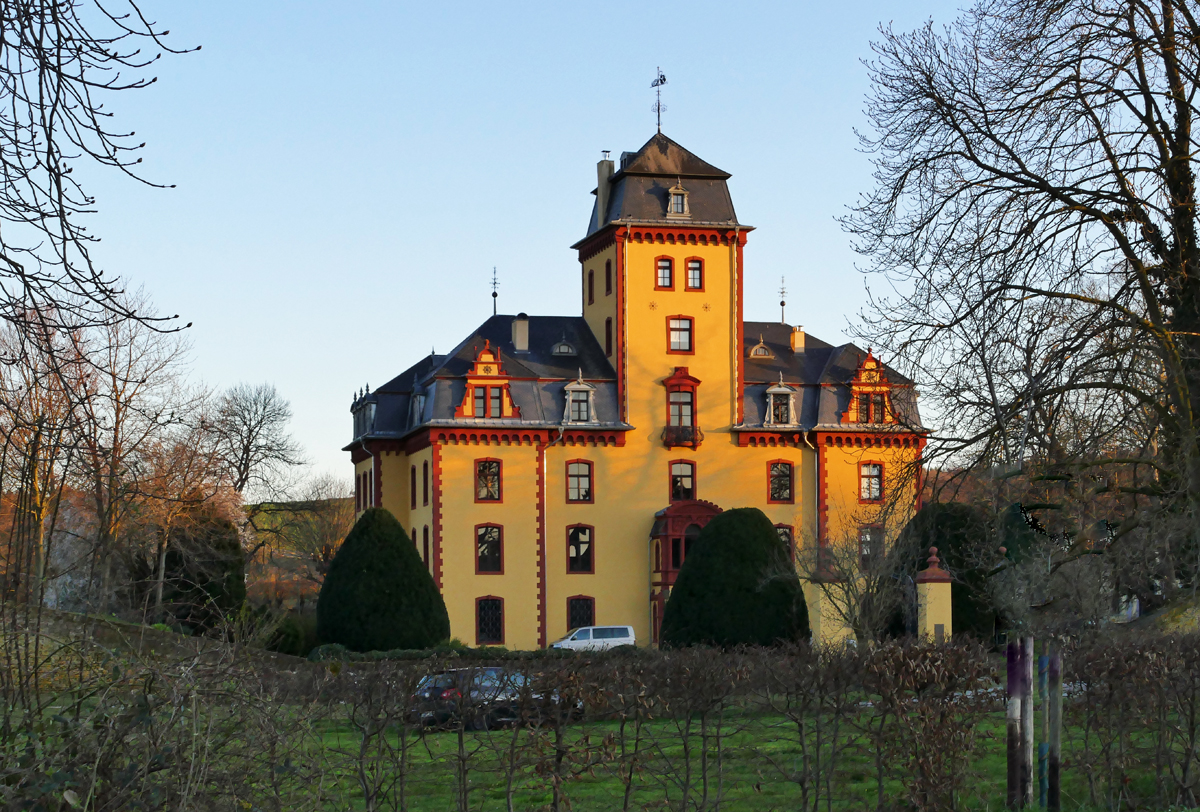 Burg Wachendorf (Kreis Euskirchen) im Abendlicht - 21.03.2020