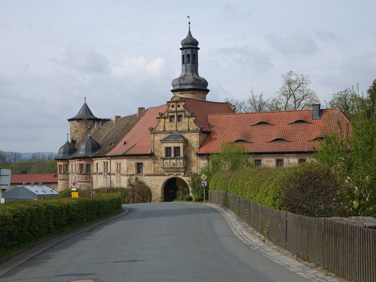 Burg Wernstein, Schlossanlage der Freiherren von Knsberg, unteres Schloss, langgestreckter zweigeschossiger Bau, erbaut im 15. Jahrhundert (16.04.2017)