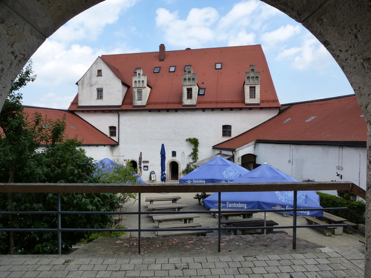 Burg Wildenstein, Blick in den Innenhof der Hauptburg, mit Wandergaststtte und Jugendherberge, Aug.2013