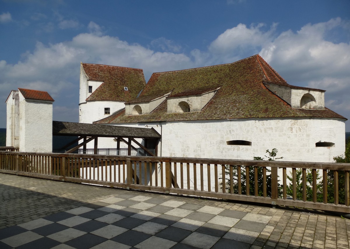 Burg Wildenstein, der Brckenbergang von der Vor-zur Hauptburg ber den inneren Burggraben, Aug.2013