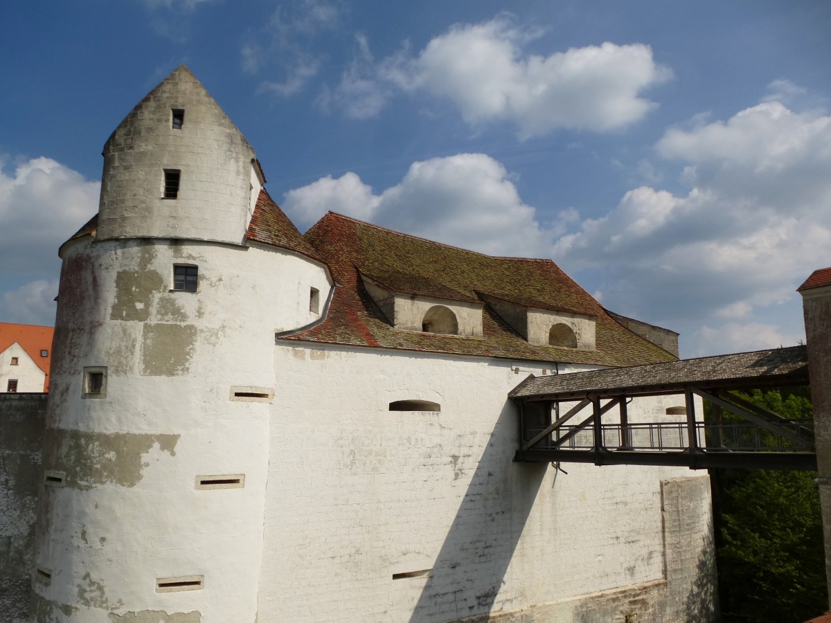Burg Wildenstein, Westturm der Hauptburg und die Brcke ber den inneren Burggraben als einzige Verbindung zwischen Vor-und Hauptburg, Aug.2013