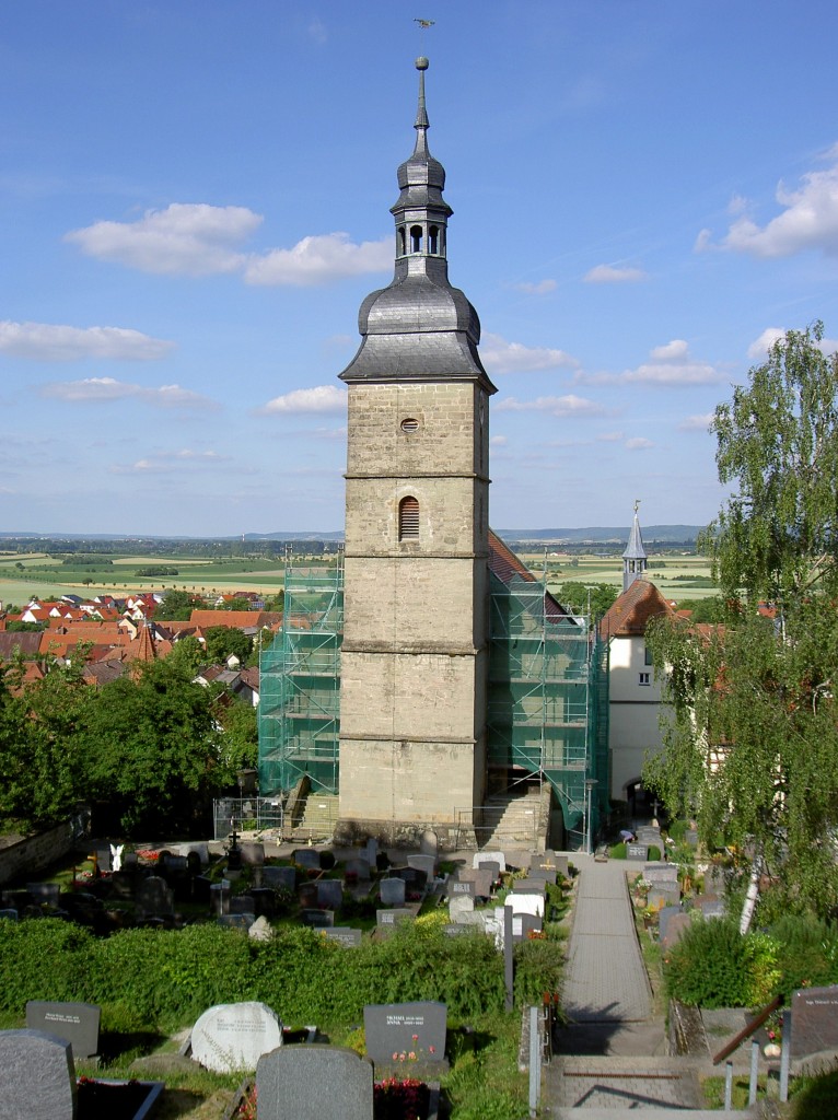 Burgbernheim, Ev. Stadtpfarrkirche St. Johannes der Täufer, Westturm um 1300, Langhaus erbaut 1876 unter Einbau des romanischen Portals, Chor von 1443 (19.06.2014)