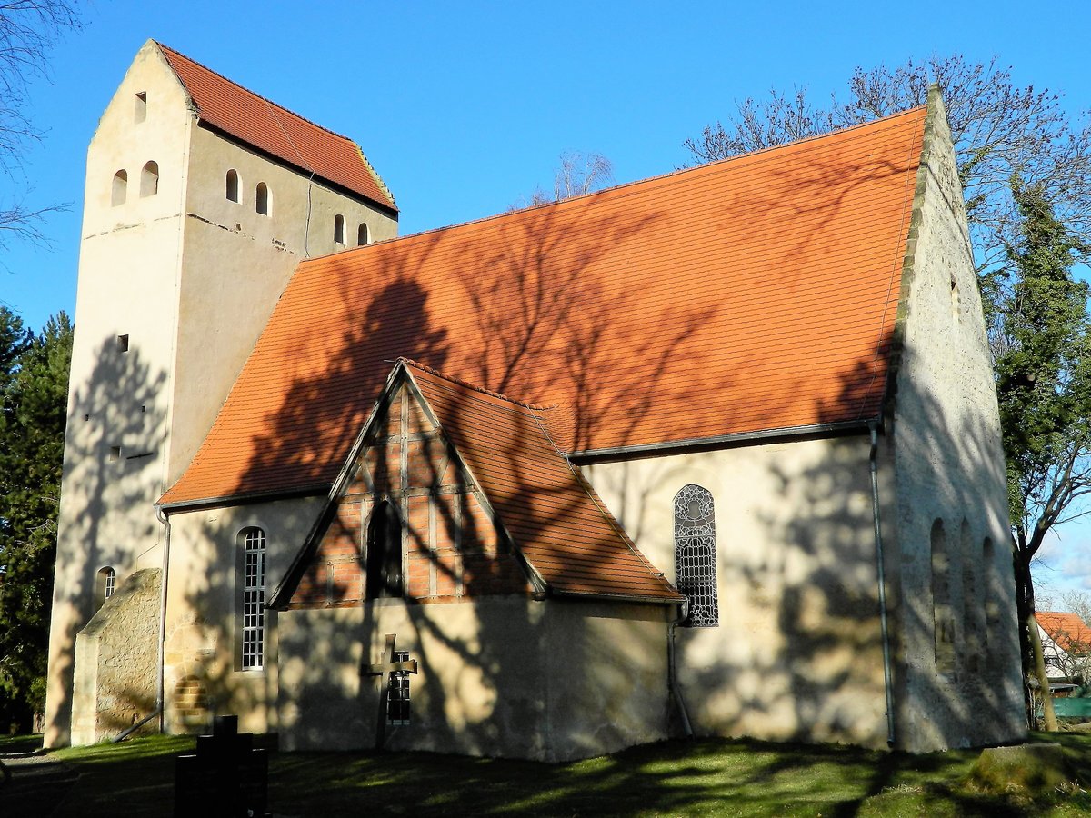 Burgenlandkreis: Ltzen OT Grogrschen: Der 17 Meter hohe Kirchturm wurde 1150 als Wehrturm errichtet. Das Kirchenschiff wurde im 15. Jahrhundert erbaut und weist sowohl romanisch als auch gotische Stilelemente auf. Die Sakristei hat einen sptgotischen Fachwerkgiebel. Heute wird die 1999 sanierte Kirche sakral (evangelisch) genutzt. (16.01.2018) 