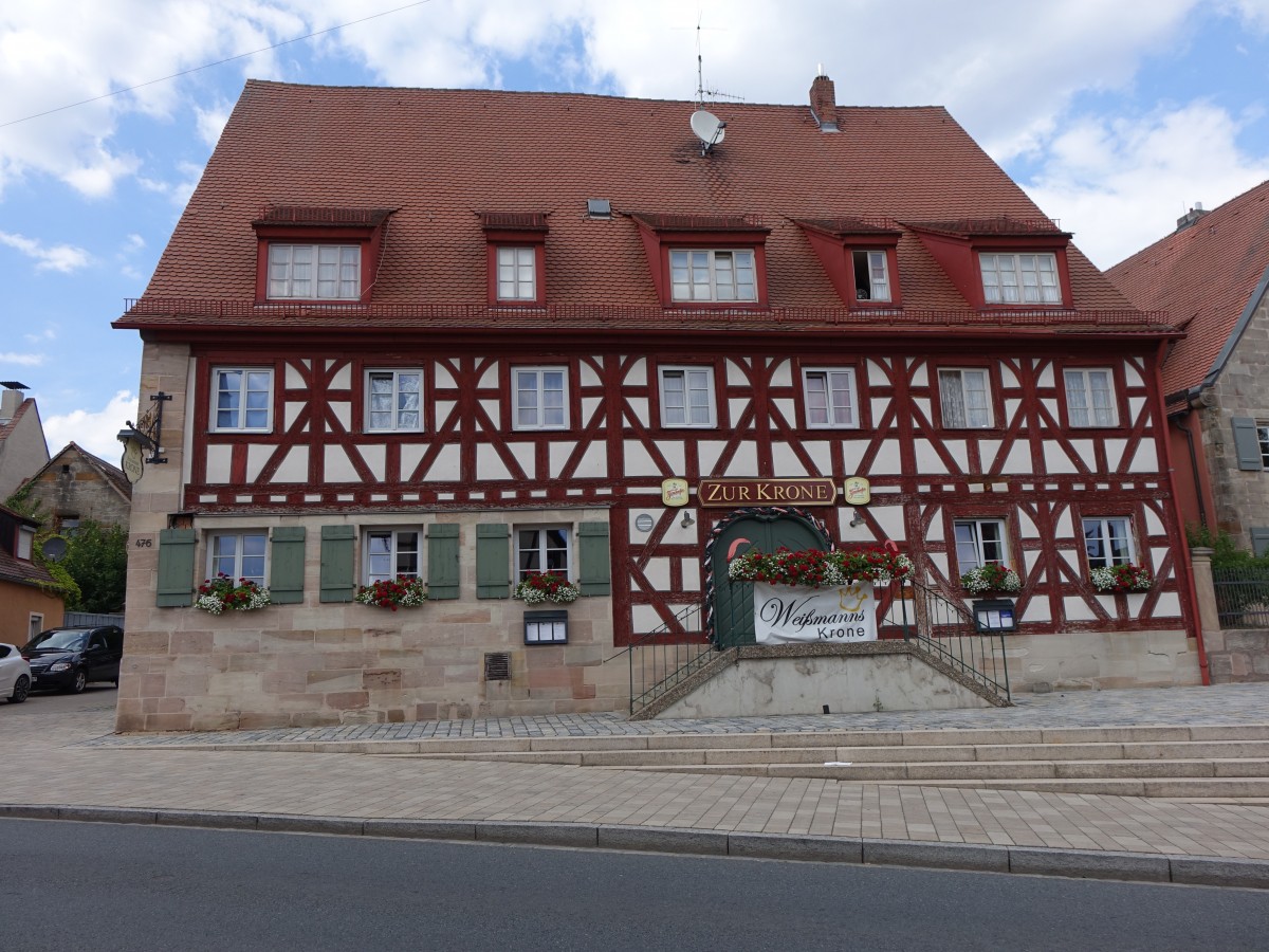 Burgfarrnbach, Gasthof zur Krone, zweigeschossiger, traufseitiger Satteldachbau in reichem Fachwerk, erbaut im 17. Jahrhundert (02.08.2015)
