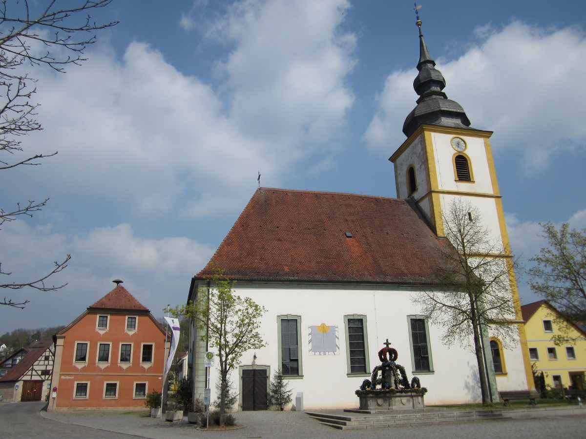 Burghaslach, Ev. St. gydius Kirche und Rathaus am Kirchplatz (13.04.2014)