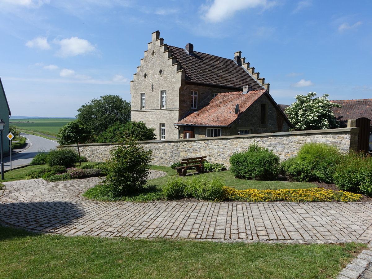 Burghausen, Pfarrhof in der Dorfstrae, Zweigeschossiger traufstndiger unverputzter Natursteinbau, Staffelgiebel, erbaut im 19. Jahrhundert (26.05.2018)