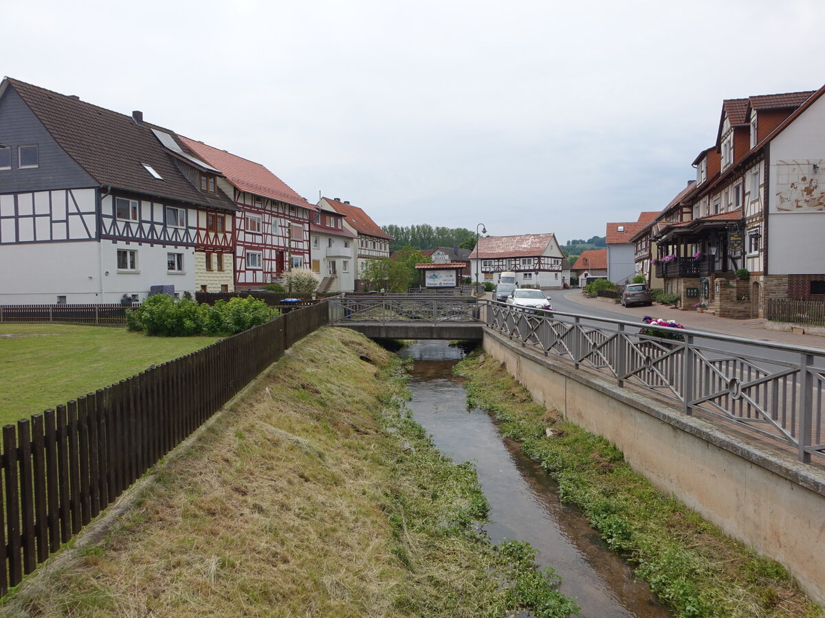 Burghofen, Fachwerkhäuser entlang dem Schemmerbach (04.06.2022)