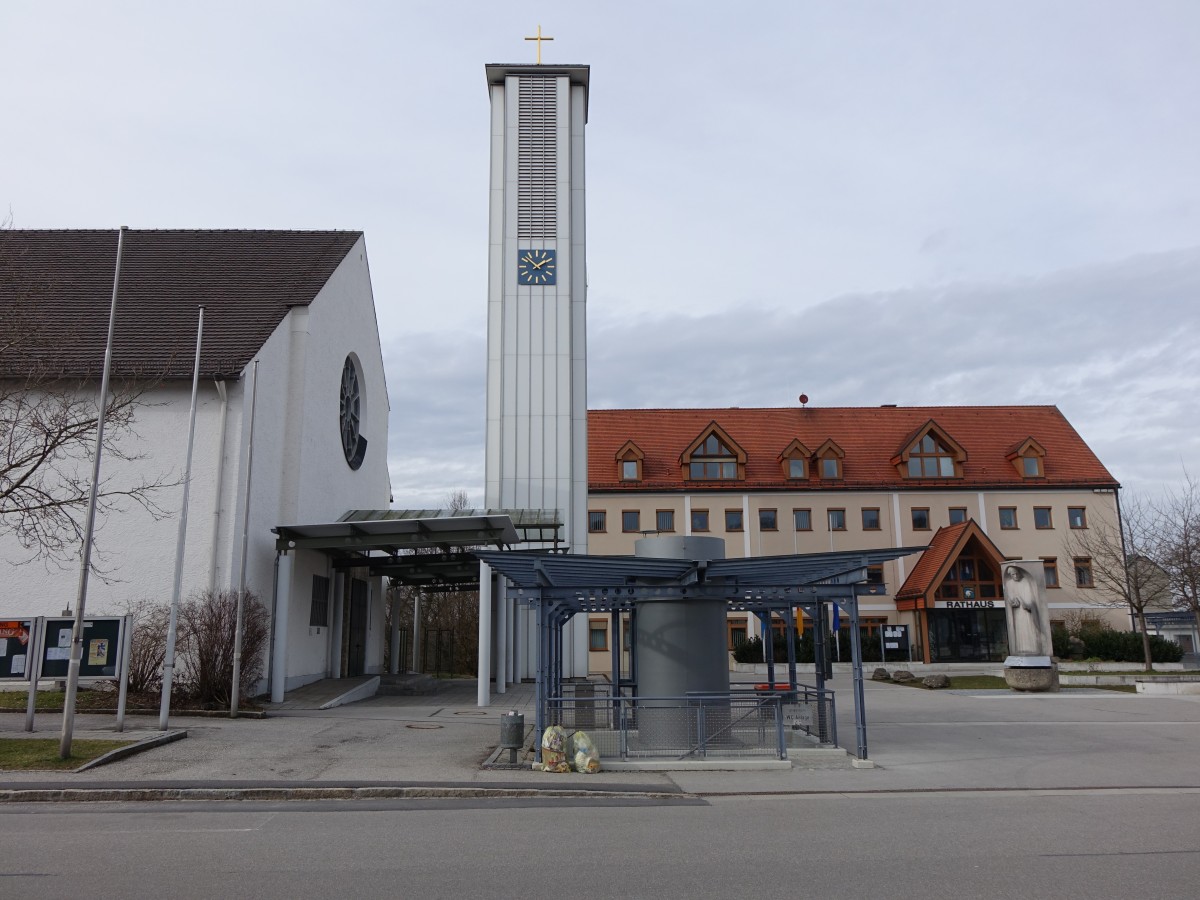 Burgkirchen an der Alz, Pfarrkirche St. Pius und Rathaus am Max Planck Platz (14.02.2016)