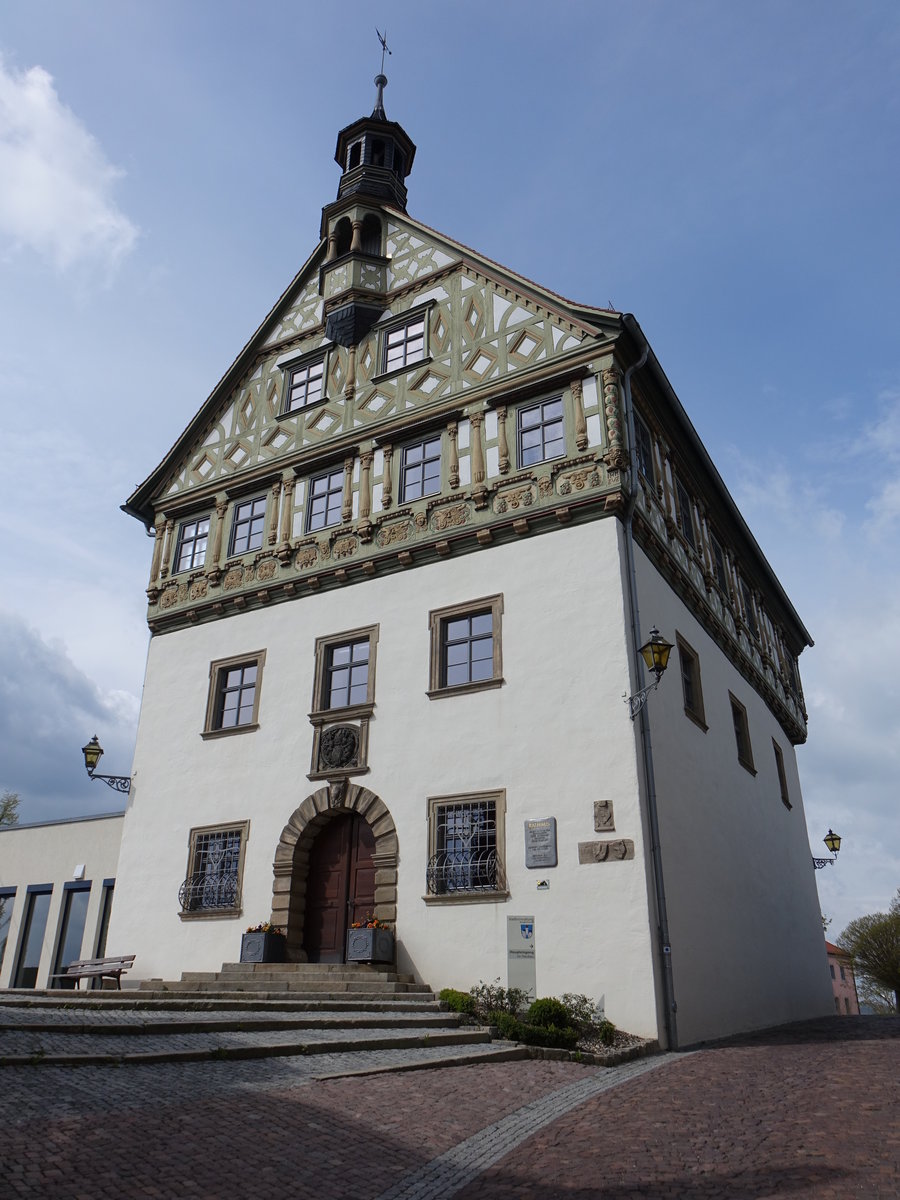 Burgkunstadt, altes Rathaus. Dreigeschossiger Satteldachbau mit Dachreiter, Erdgeschoss und erstes Obergeschoss Sandsteinbau, Westtrakt Ende 15. Jahrhundert, zweites Obergeschoss Zierfachwerk 1689/90 von Jrg Hoffmann (16.04.2017)