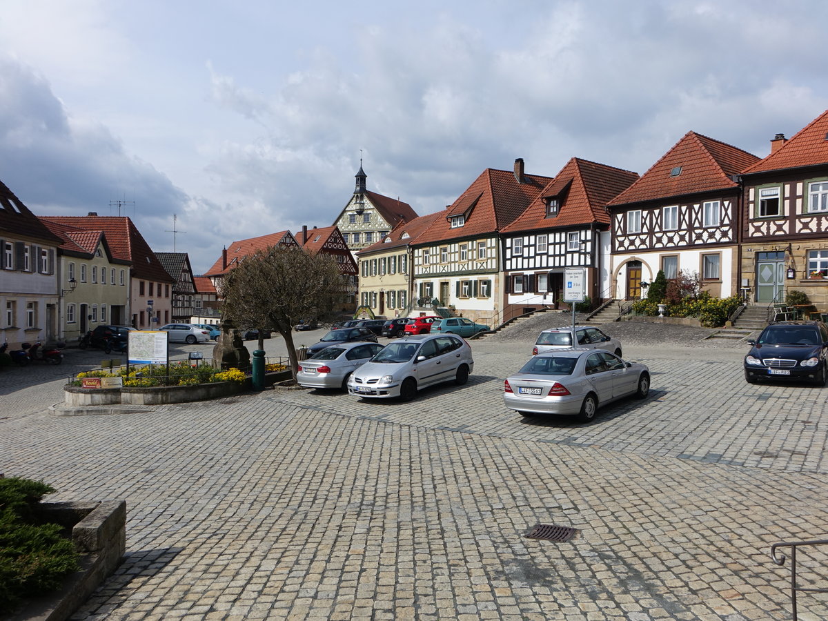 Burgkunstadt, Fachwerkhäuser und Rathaus am Marktplatz (16.04.2017)