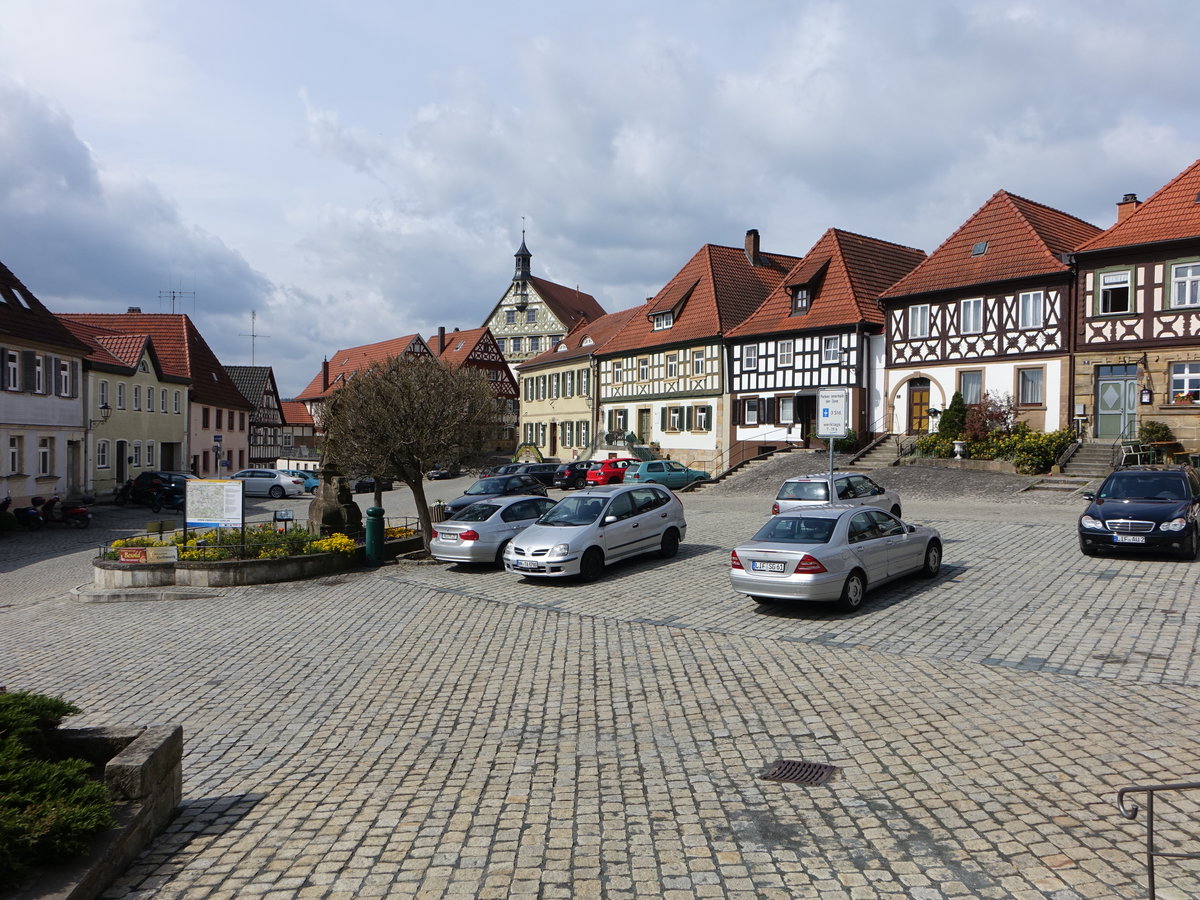 Burgkunstadt, Fachwerkhuser und Rathaus am Marktplatz (16.04.2017)