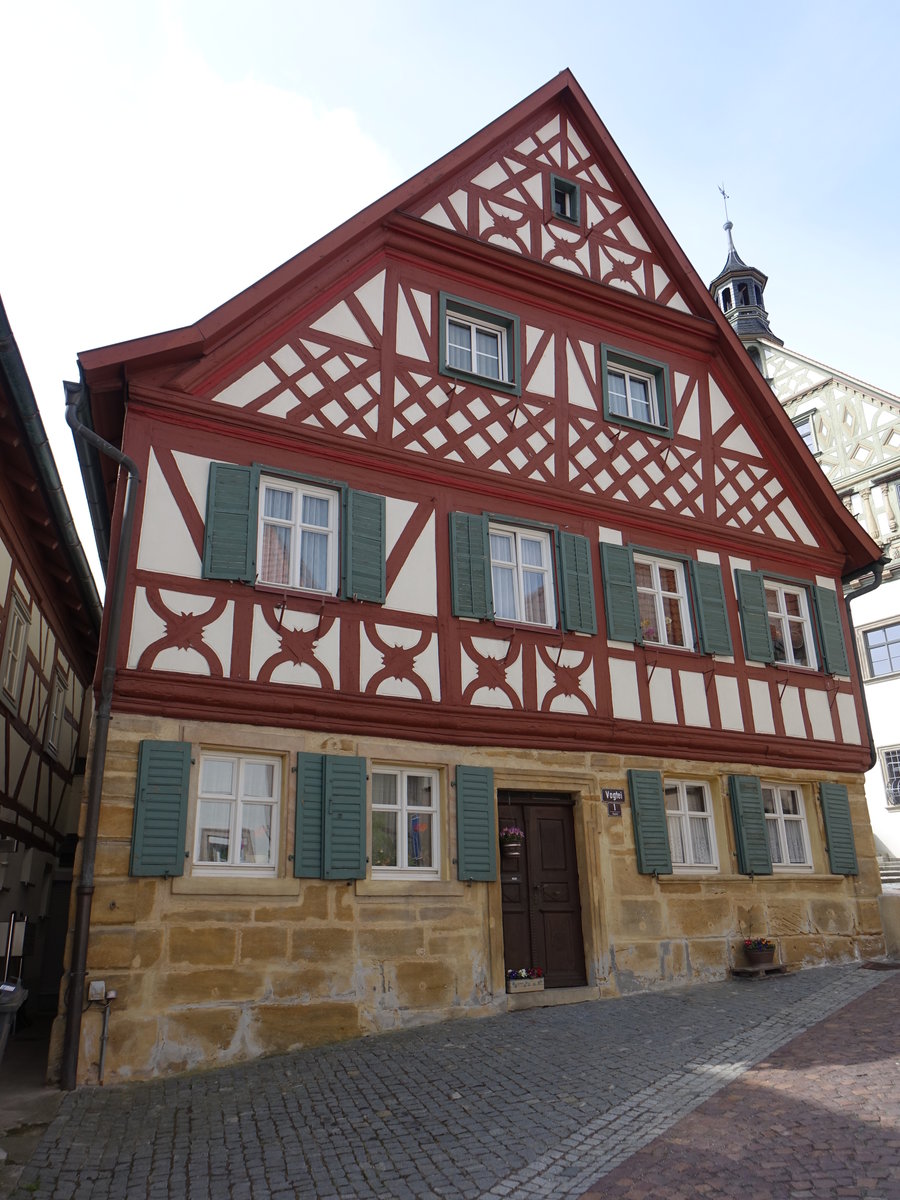 Burgkunstadt, Fachwerkhaus Vogtei 1, Zweigeschossiger Satteldachbau mit Fachwerkobergeschoss, erbaut um 1700 (16.04.2017)