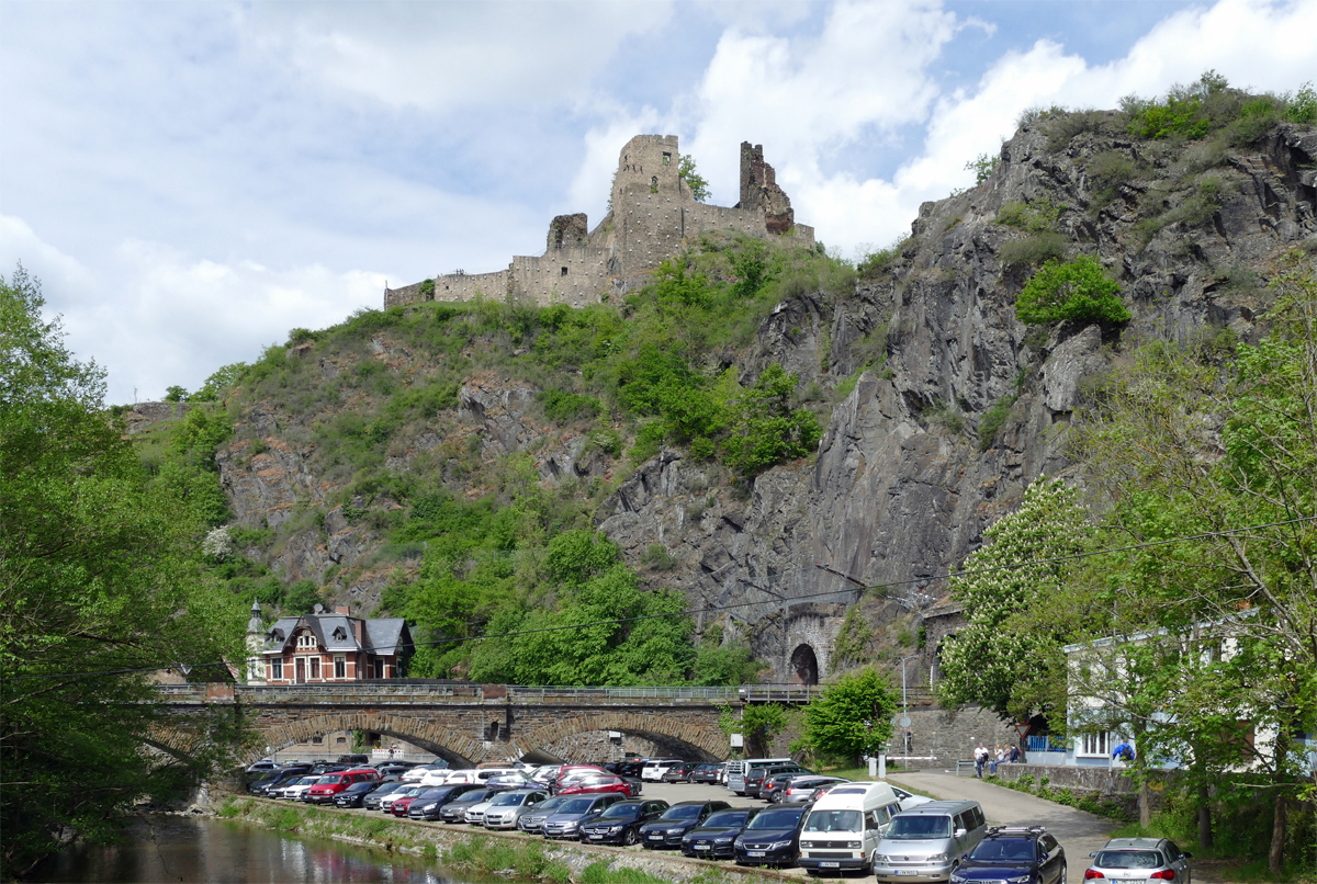 Burgruine der Burg Are thront ber Altenahr -03.05.2020