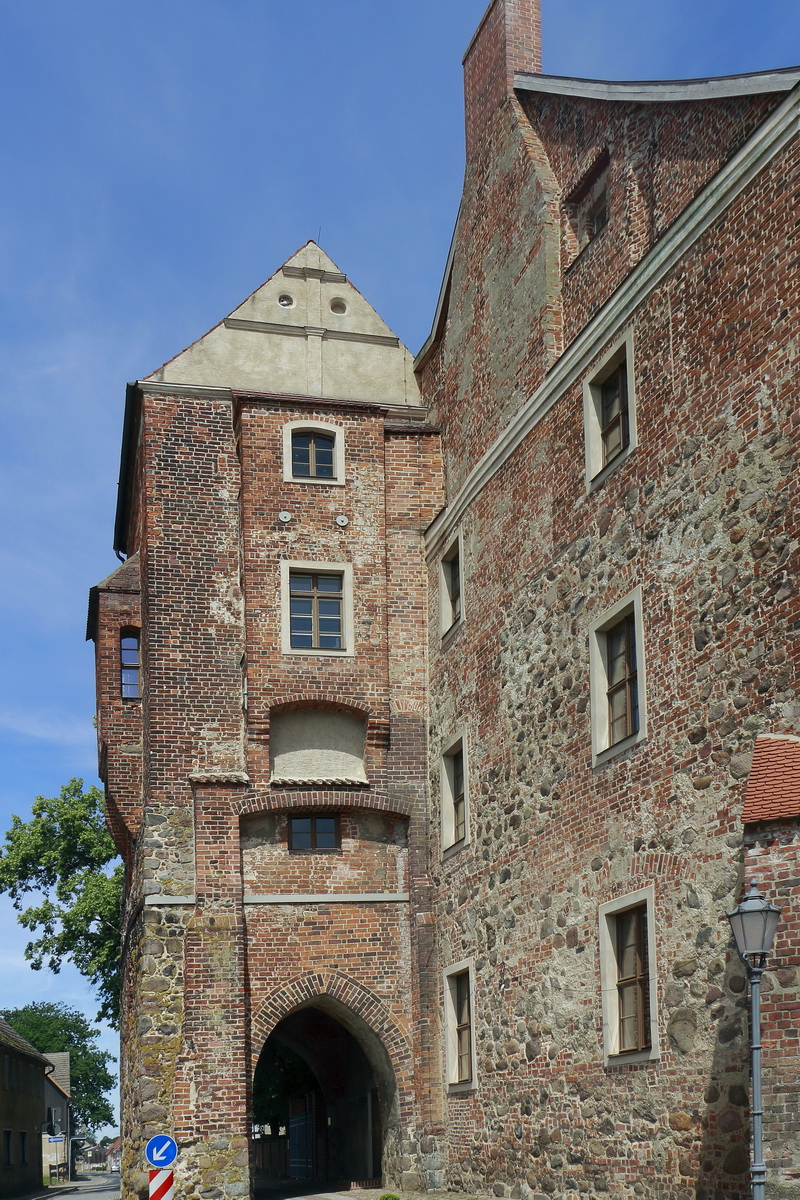Burgruine des alten Schlo Freyenstein gesehen von der Markststrae am 24. Juli 2019.