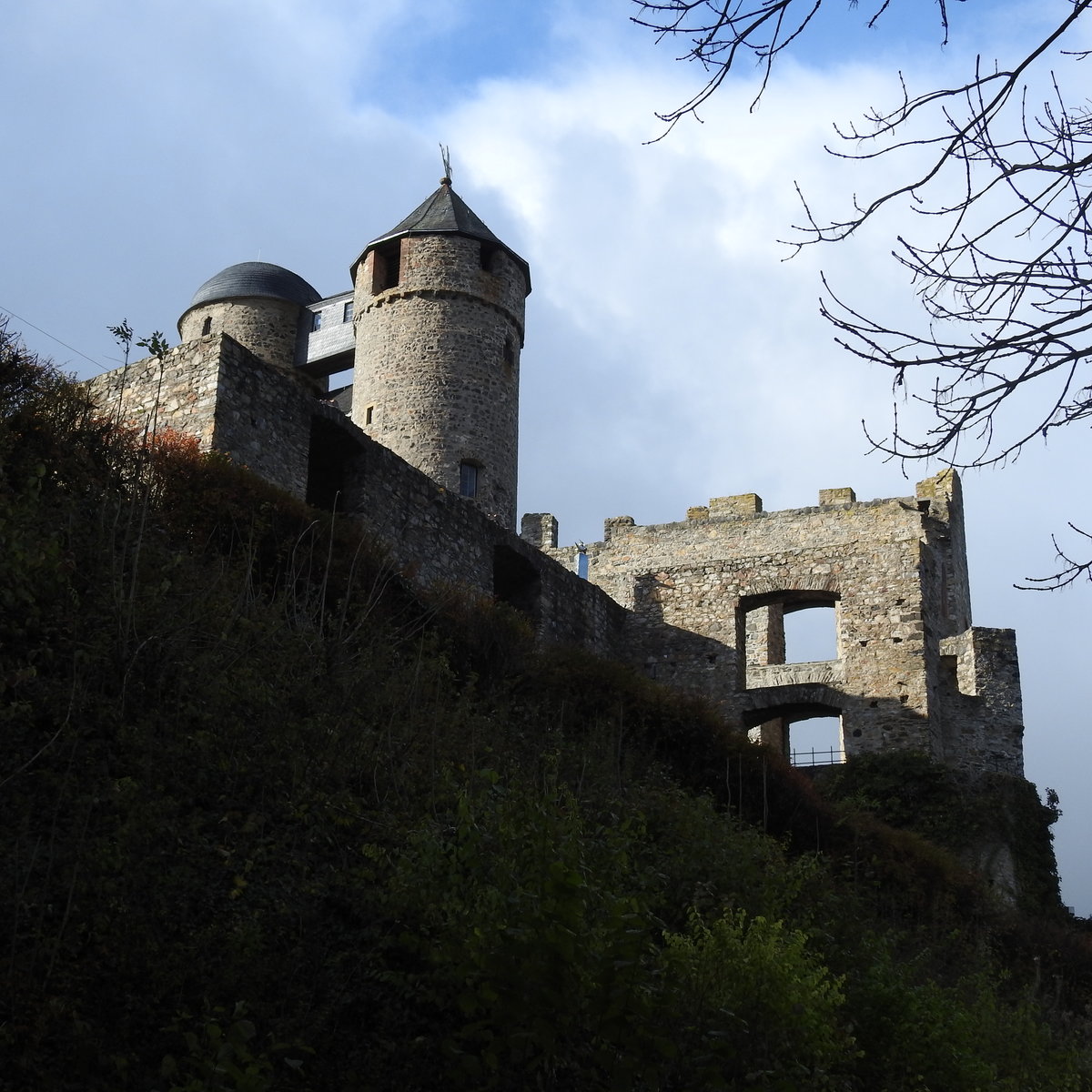 BURGRUINE GREIFENSTEIN/HESSEN
Autofahrer auf der A45 bei HERBORN kennen den Anblick mit dem markanten Doppelturm-die Hhenburg,auf
einem Berg des DILL-WESTERWALDES gelegen und mit 441 Metern ber NNhchstgelegene Burg des LAHN-DILL-
Kreises,wurde 1160 erstmals urkundlich erwhnt,ab 1693 aufgegeben und verfallend.Heute Sitz der
 Glockenwelt  und auch als Ruine immer noch ein imponierendes Bauwerk....am 13.11.2017