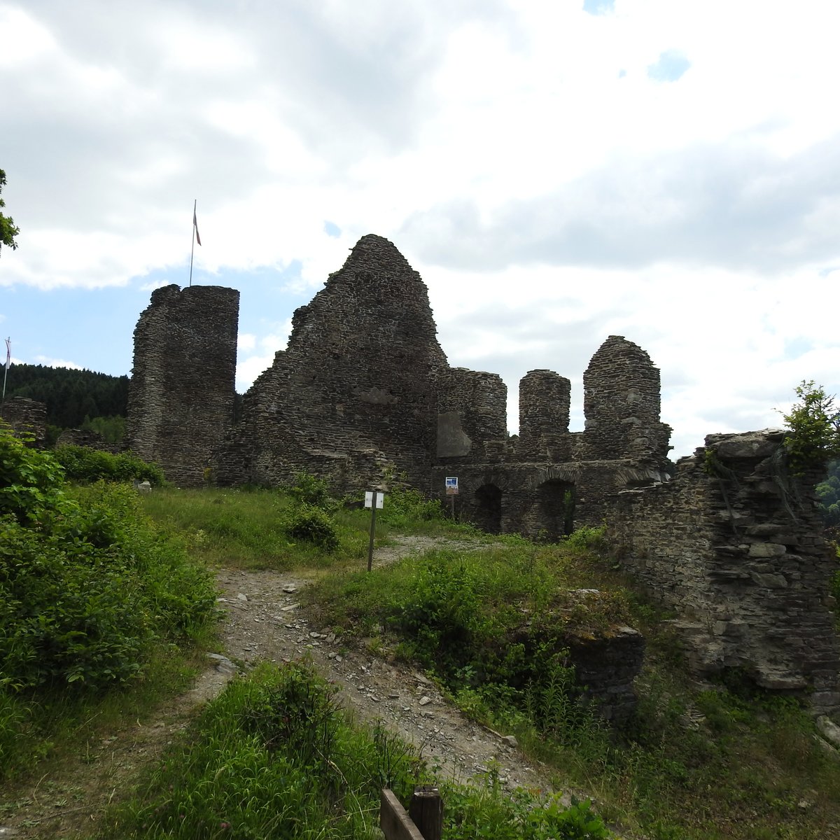 BURGRUINE ISENBURG/SAYNTAL-KREIS NEUWIED
Zwischen DIERDORF und BENDORF gelegen,war die um 1100 entstandene Hhenburg das Stammhaus der
ISENBURGER.Nach 1664 durch Erbstreit dem Verfall preisgegeben,ist sie die zweitlteste
Burg im Landkreis NEUWIED-hier am 18.6.2017....