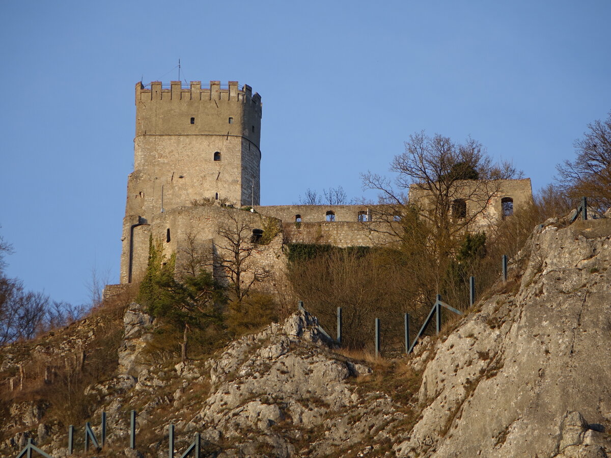 Burgruine Randeck, Hauptburg mit Bergfried, erbaut im 13. Jahrhundert (25.03.2017)