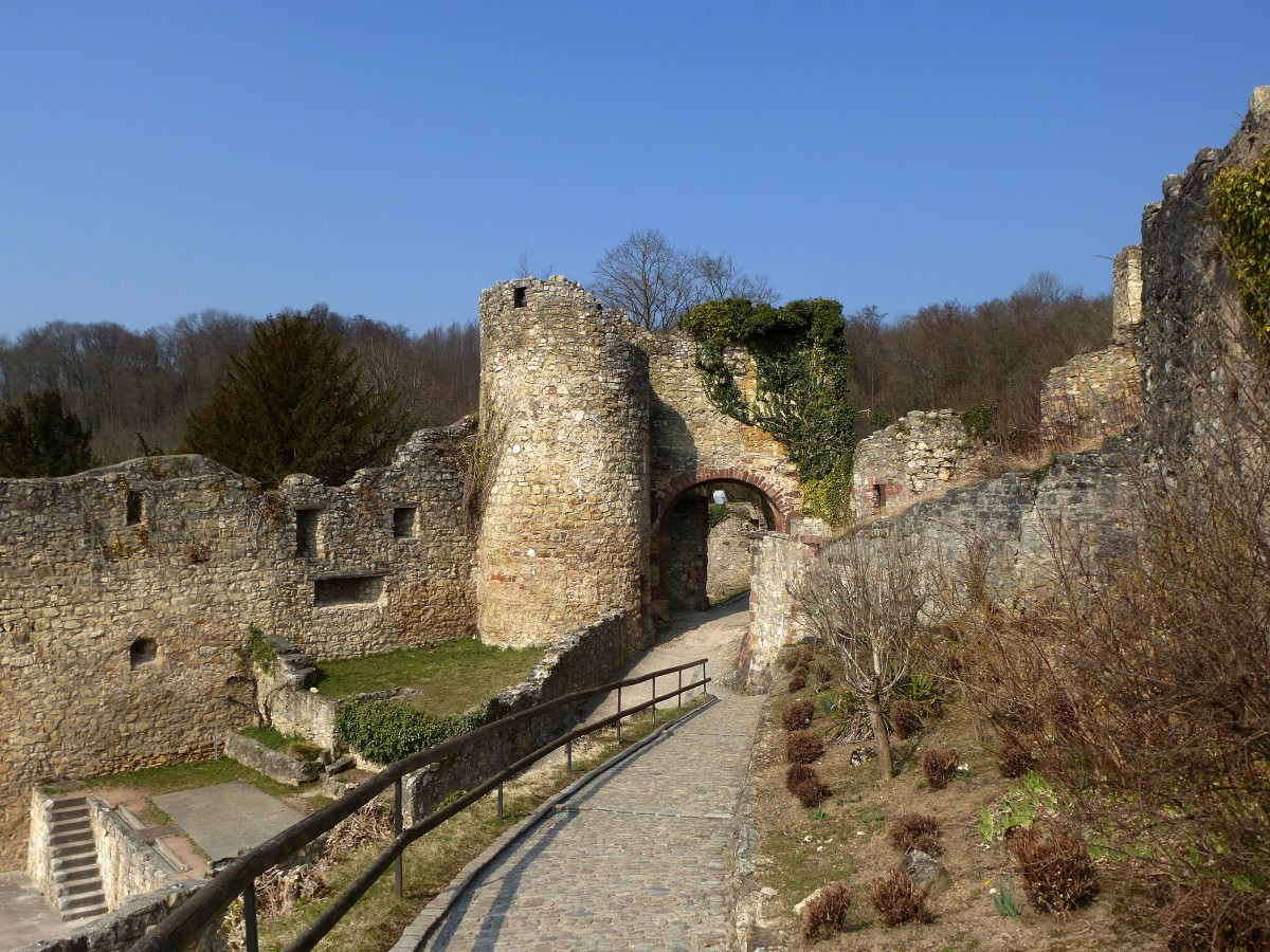 Burgruine Rtteln, Blick vom Aufgang zur Kernburg auf das Alte Haupttor zur Vorburg, Mrz 2015