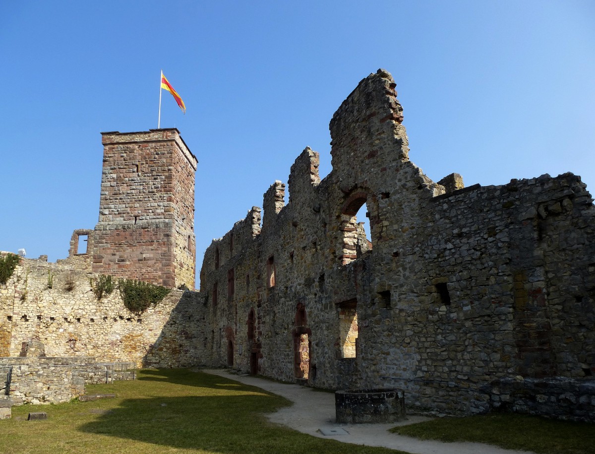 Burgruine Rtteln, Blick vom Burghof der Kernburg zum Bergfried, dem Wachturm an hchster Stelle und ltestes Bauwerk der Anlage, rechts die Gebude des ehemaligen Palas, Mrz 2015