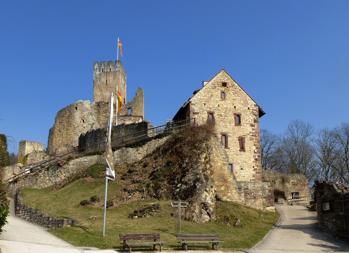 Burgruine Rtteln, Blick vom Innenhof der Vorburg zur Oberburg oder Kernburg, Mrz 2015