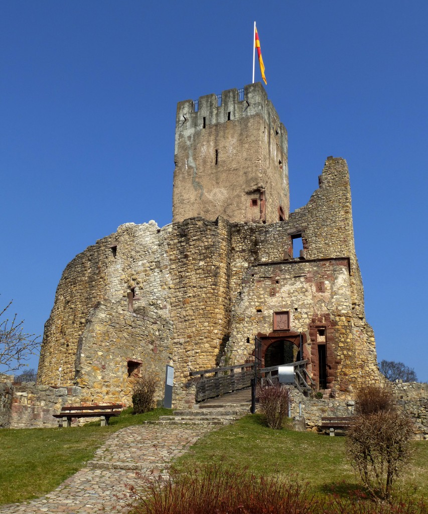 Burgruine Rtteln, der Zugang zur Kernburg mit dem Torturm, dem sogenannten Giller, Mrz 2015