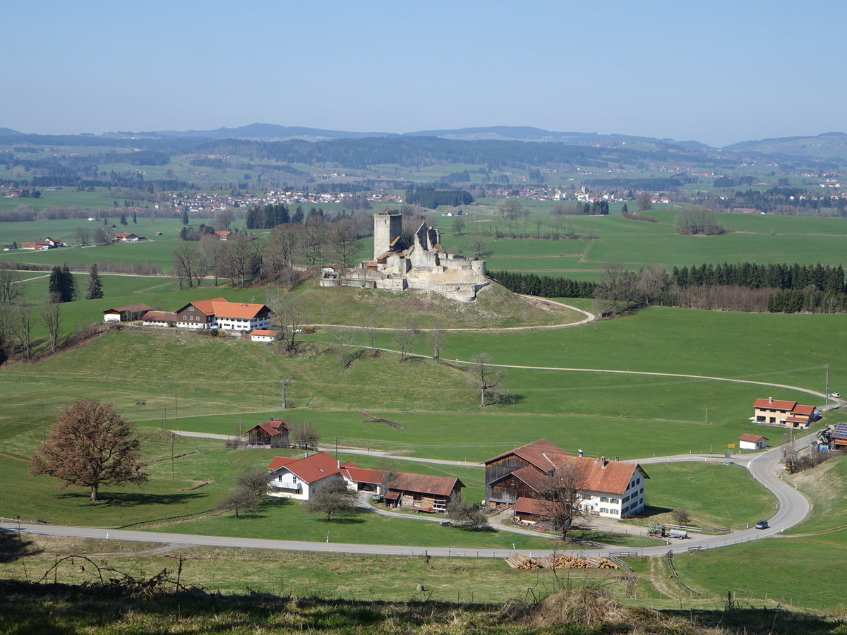 Burgruine Sulzberg, Partien der nrdlichen, sdlichen und westlichen Ringmauer sowie Bergfried und Reste von Palas und Kemenate, um 1100 (27.03.2017)