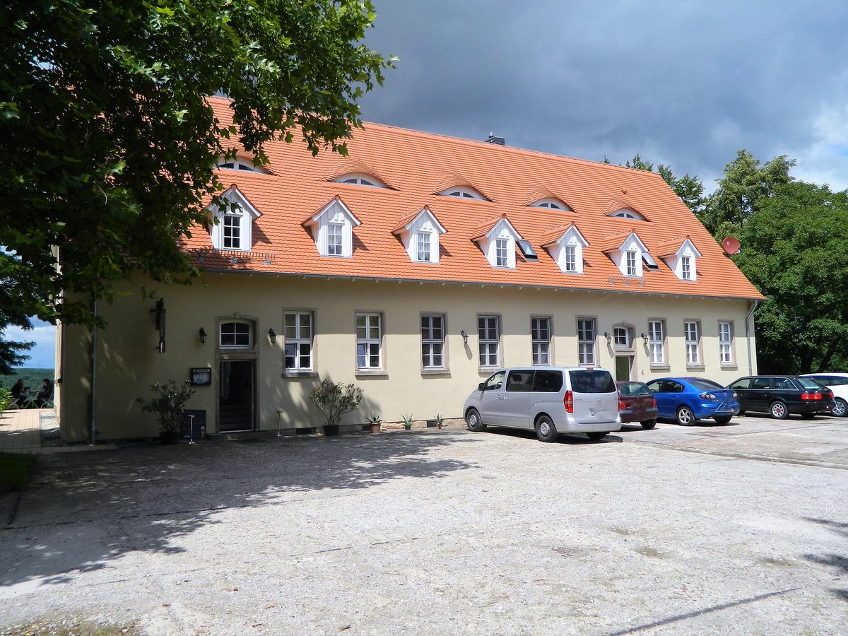 Burgscheidungen: Auf dem Gelnde des barocken Schlosses Burgscheidungen befindet sich das Restaurant und Caf  Grfin Cosel . Von der Gartenterrasse kann man mit einem Glas regionalen Weines einen herrlichen Blick ber das Unstruttal genieen. (15.07.2017) 