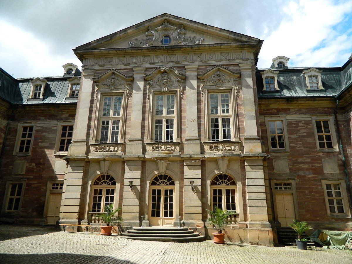 Burgscheidungen: Schlosshof, Blick auf den barocken Nordfgel. Ursprnglich stammt die Burg aus dem 8. Jahrhundert und wurde 1724 - 1729 teilweise zum Barockschloss umgebaut. Die wohl bekannteste Bewohnerin war Anna Constantia von Brockdorff (spter: Reichsgrfin von Cosel, Mitresse en Titre Augusts des Starken). Von 1955 bis 1990 war hier die Zentrale Schulungssttte der CDU der DDR. (15.07.2017)