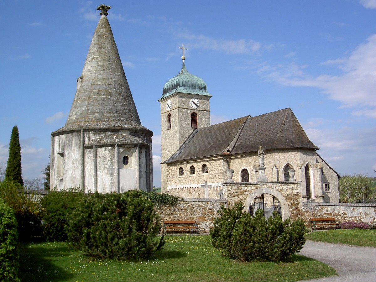 Burgschleinitz, St. Michael Kirche, romanisches Langhaus, ab 1728 barockisiert, sptgotischer Westturm, gotischer Karner (20.04.2014)