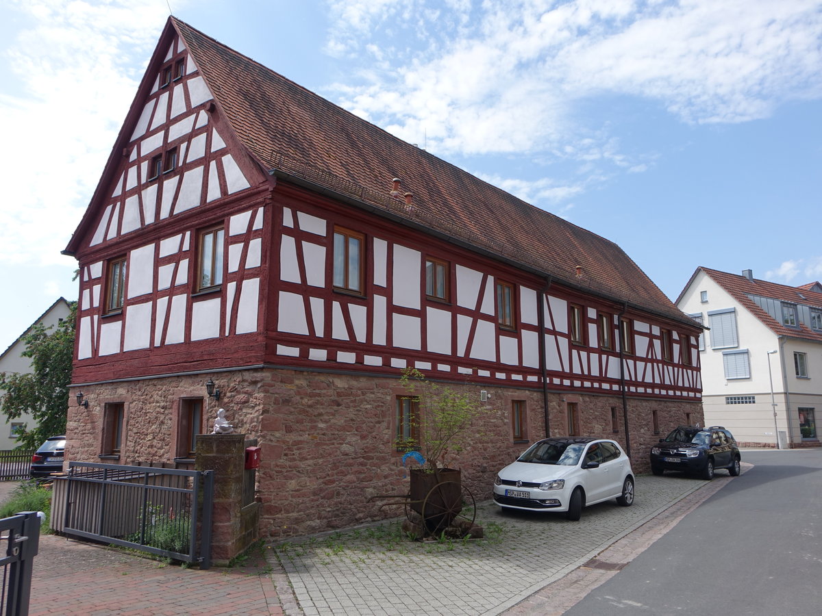 Burgsinn, ehem. Schlokonomie im Jahnweg, langgestreckter zweigeschossiger Satteldachbau mit Fachwerkobergeschoss, erbaut im 18. Jahrhundert (27.05.2018)