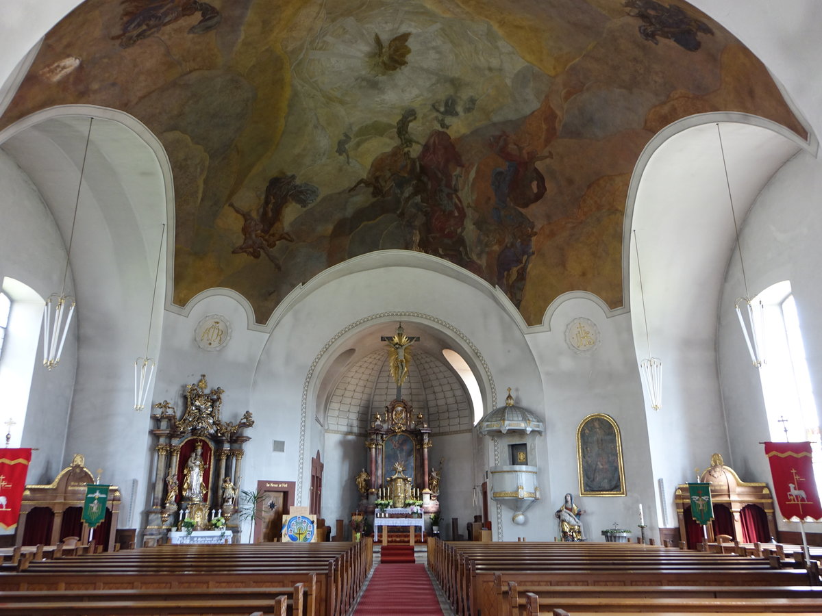 Burgsinn, Innenraum der Pfarrkirche St. Michael, Hochaltar von Peter Wagner, Deckengemlde von Karl Marr von 1907 (27.05.2018)