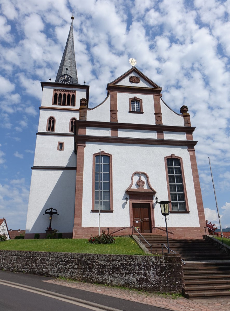 Burgsinn, kath. Pfarrkirche St. Michael, Saalkirche auf kreuzfrmigem Grundriss, erbaut bis 1803, erweitert im barockisierenden Jugendstil 1907 (27.05.2018)