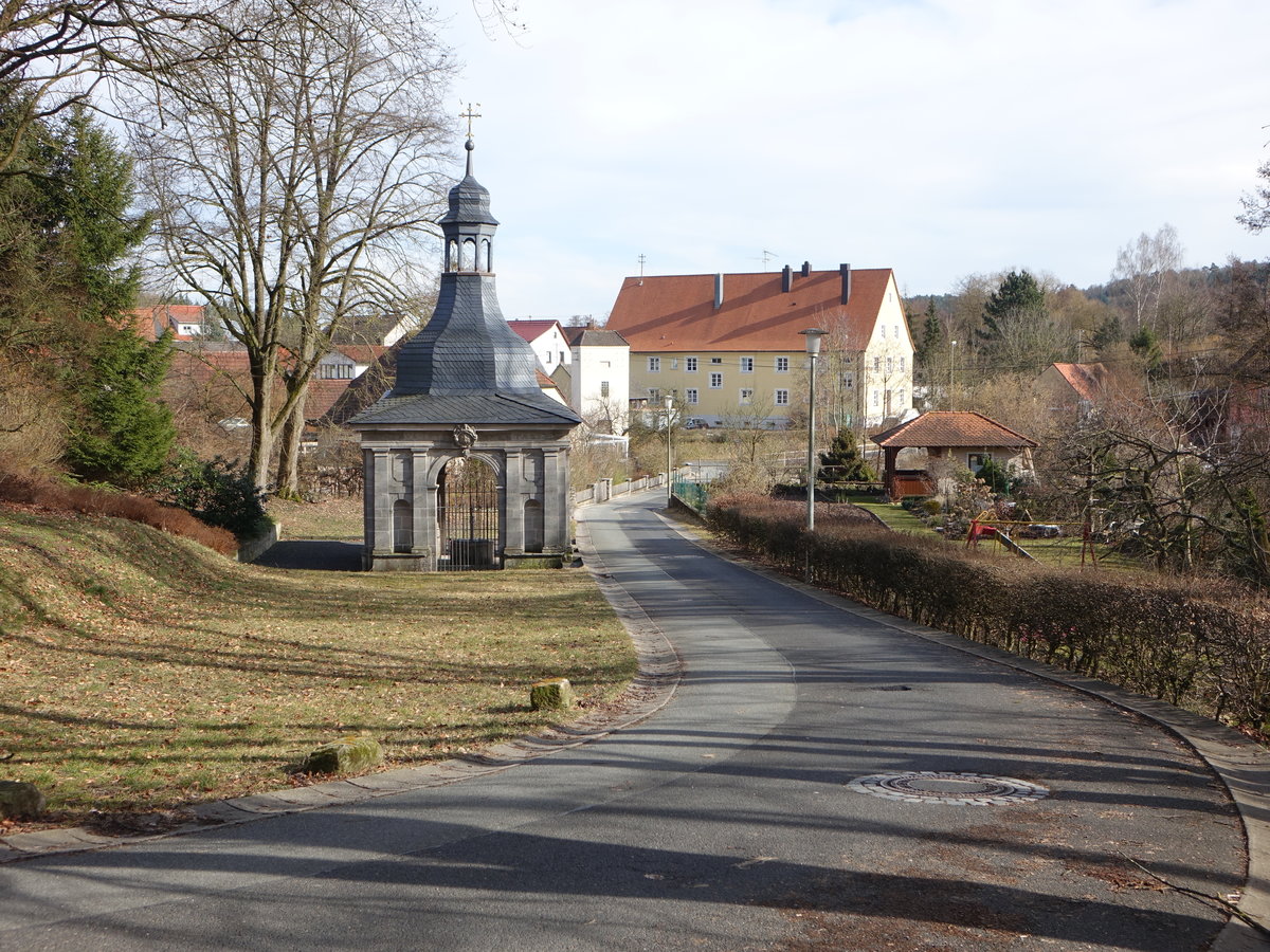 Burgwindheim, Hl. Blut Brunnen, offener Brunnen-Pavillon aus Sandstein. Erbaut 1690 von Johann Leonhard Dientzenhofer (11.03.2018)