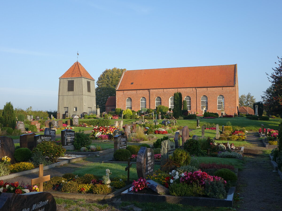 Burhafe, evangelische Pfarrkirche St. Florian, erbaut 1821 auf einer Warft als klassizistische Saalkirche (10.10.2021)