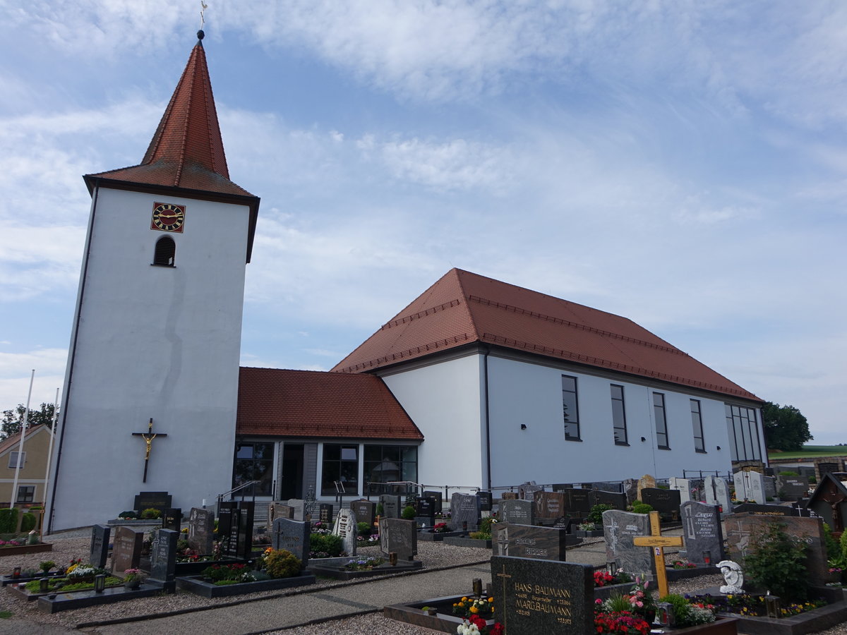 Burkhardsreuth, kath. Pfarrkirche St. Jakobus, gotischer Kirchturm mit Spitzhelm, Langhaus erbaut 1958 (20.05.2018)