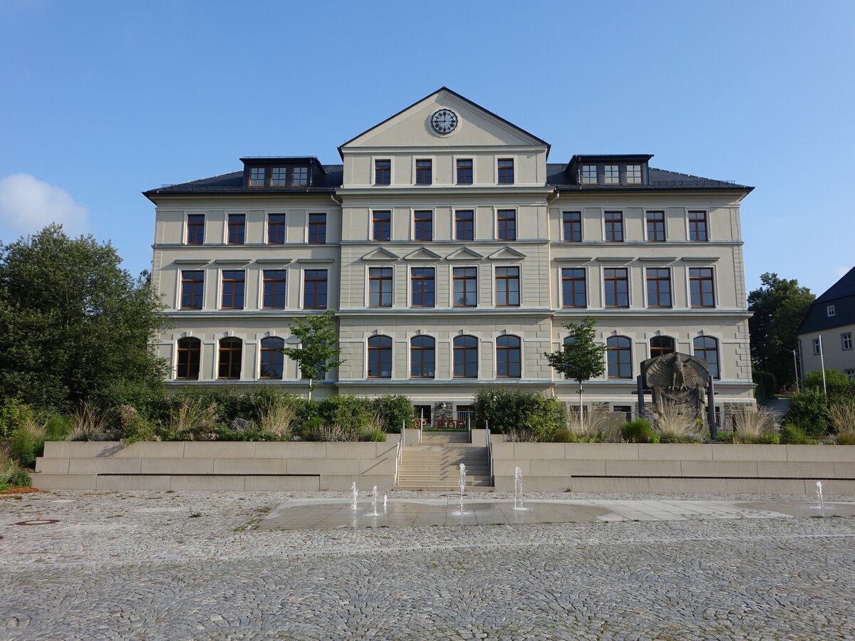 Burkhardtsdorf, Schulgebude am Markt, historisierender Putzbau, erbaut 1881 (20.08.2023)