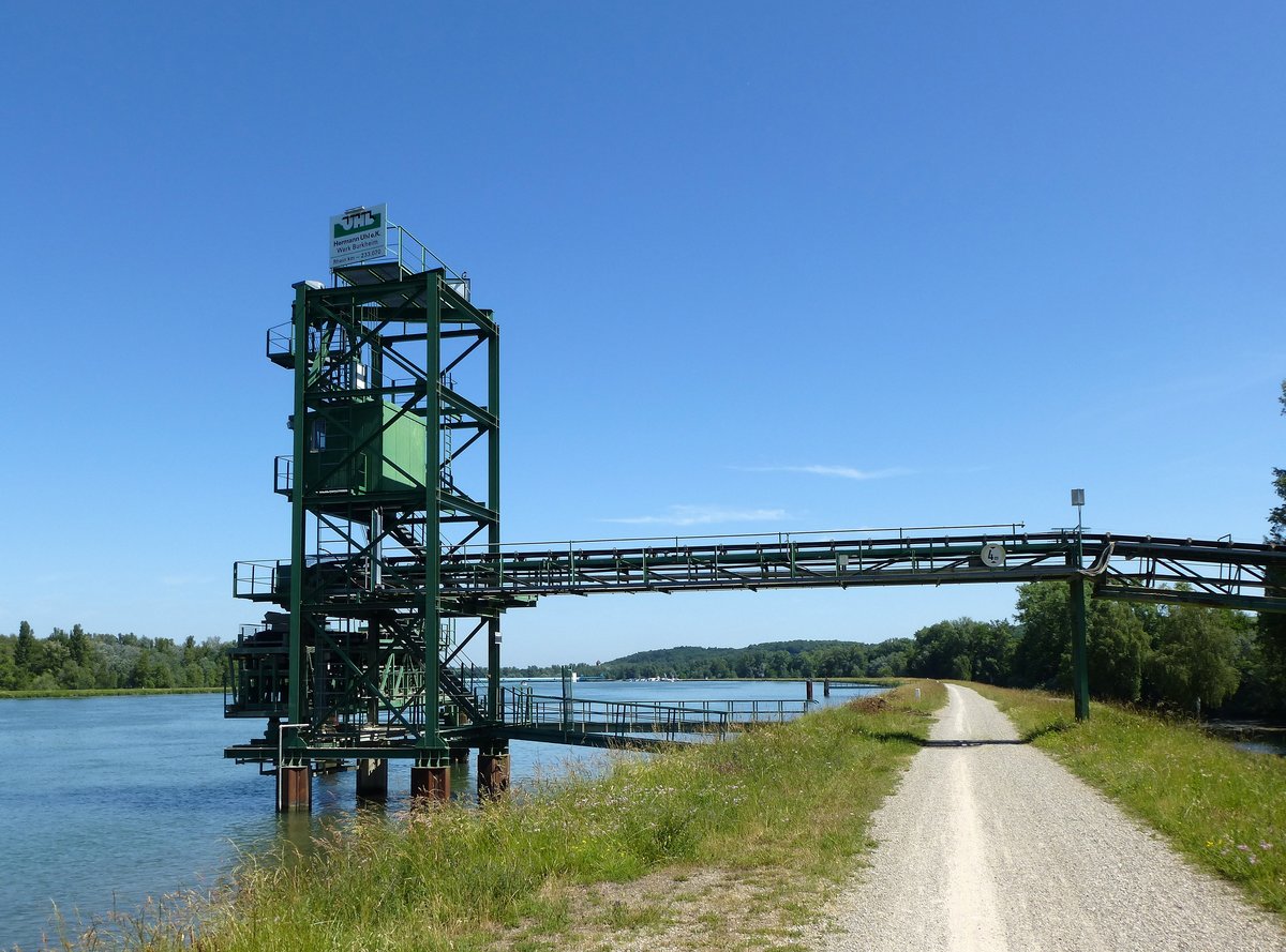 Burkheim, an dieser Anlage am Rhein werden die Frachtschiffe mit dem hier gewonnenen Kies beladen, Juni 2017