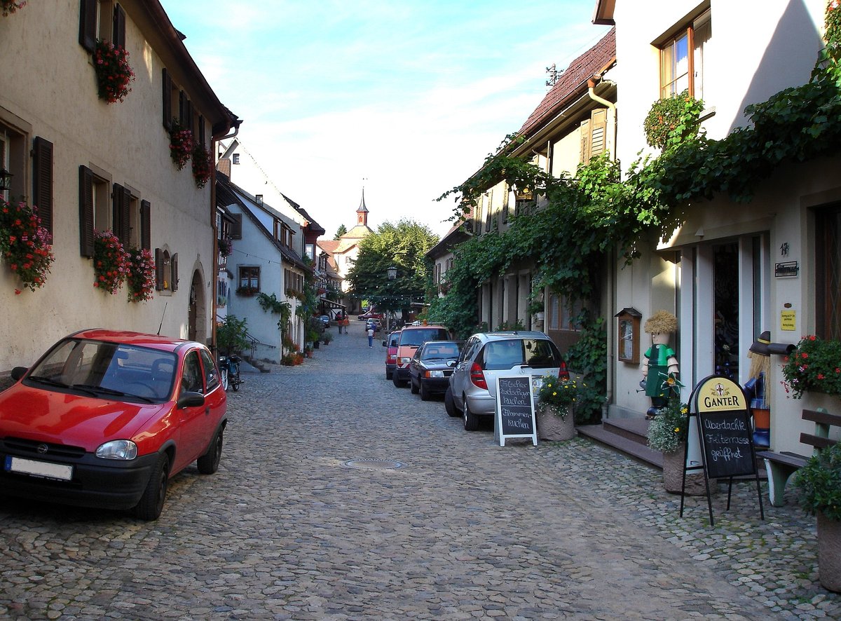 Burkheim, Blick durch die Mittelstadt, ist die Hauptstrae des Ortes, Aug.2006