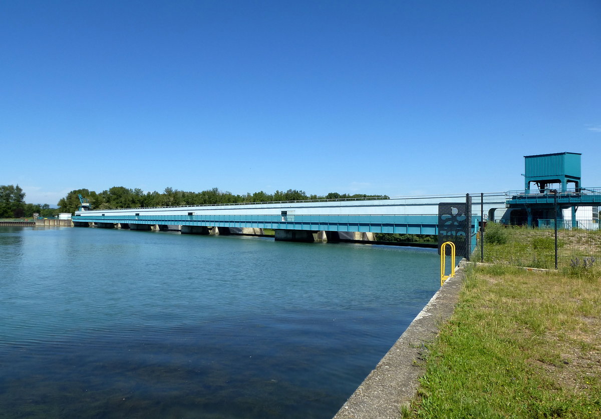 Burkheim, Blick fluabwrts auf das Rheinwehr, die Absperrung zum Altrhein, Juni 2017