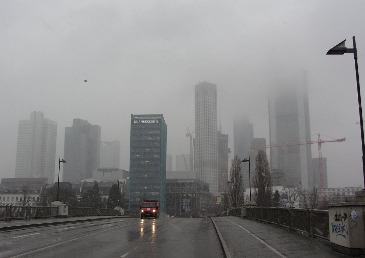 Businessviertel von Frankfurt am Main im nebligen Wetter. (03.12.2012)