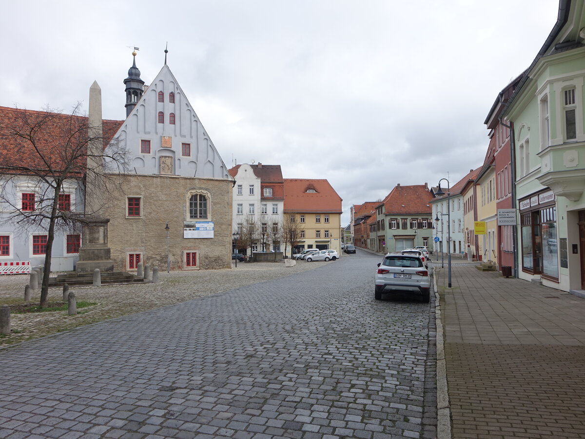 Buttstdt, Marktplatz mit historischem Rathaus, erbaut ab 1501 (26.03.2023)