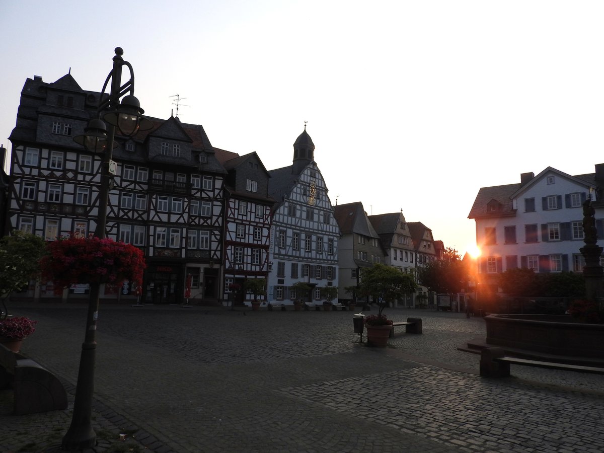 BUTZBACH/HESSEN-MARKTPLATZ AM FRHEN MORGEN
Einen der schnsten Fachwerk-Marktpltze Hessens hat die mittelhessische Stadt BUTZBACH...
so menschenleer kann man ihn allerdings nur morgens um 6.00 Uhr kurz nach Sonnenaufgang
erleben,wie hier am 23.7.2018.....