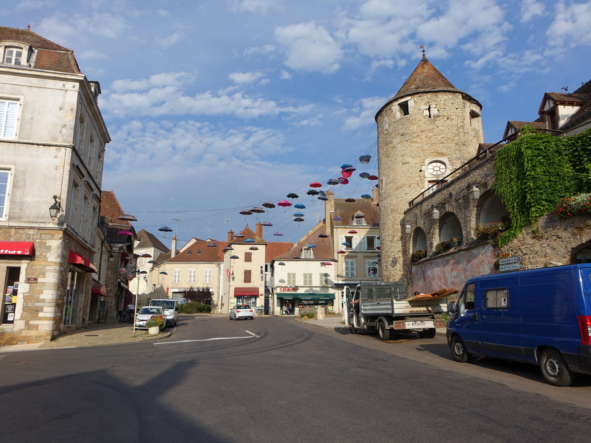 Buxy, Turm und Reste der ehemaligen Stadtbefestigung in der Rue de la Gare (01.08.2018)