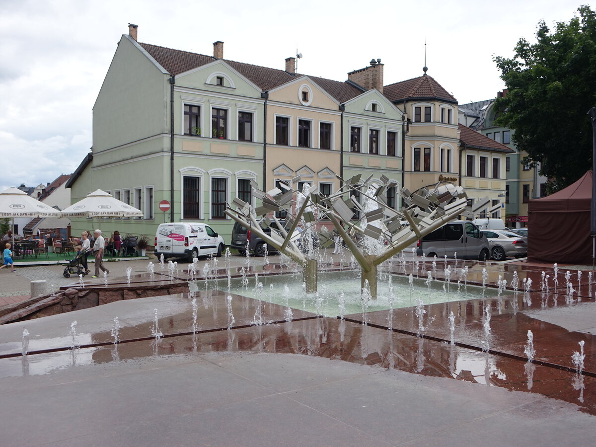 Bytow / Btow, Brunnenanlage am Plac Kardynala Stefana Wyszynskiego (01.08.2021)