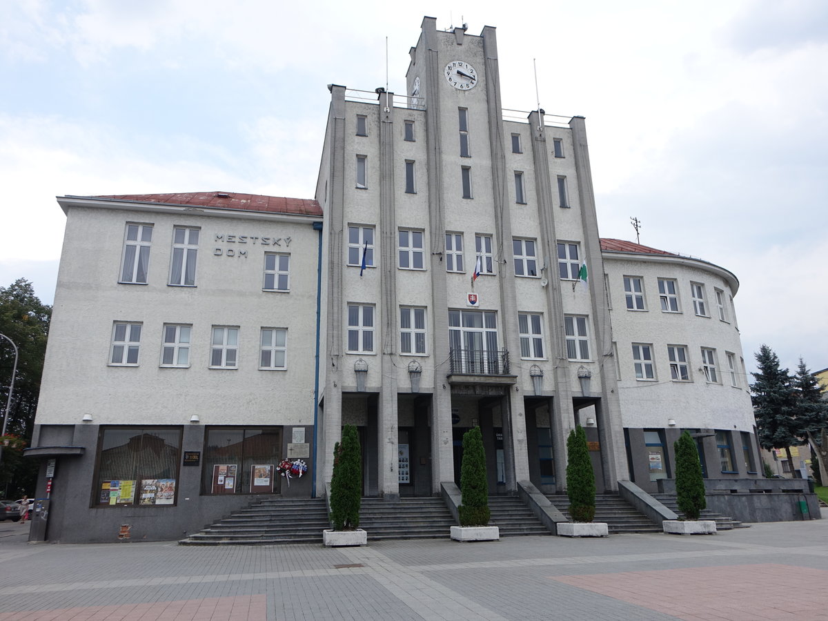 Cadca / Tschadsa, modernes Rathaus am Namesti Slobody (30.08.2019)