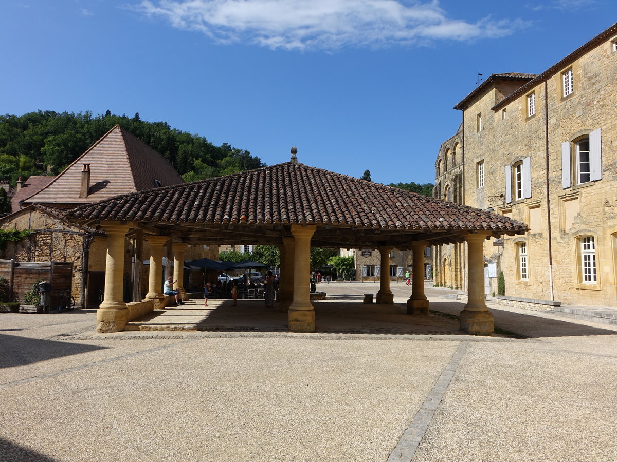 Cadouin, alte Markthalle und Rathaus am Place de la Abbaye (22.07.2018)